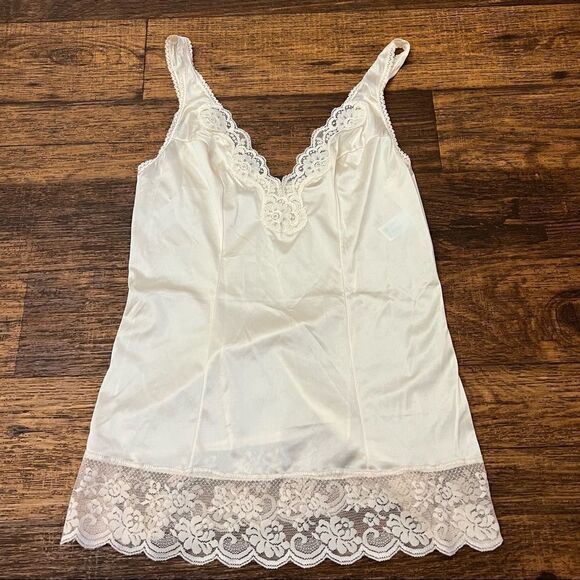 Vassarette lingerie top  - Picture 7 of 9